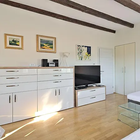 Cozy Penthouse Near Palace