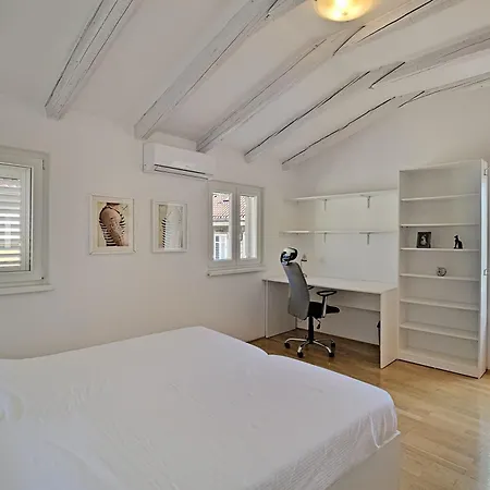 Cozy Penthouse Near Palace Apartment *