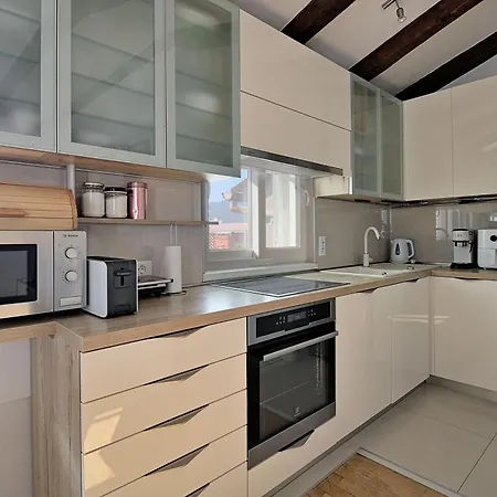 Cozy Penthouse Near Palace