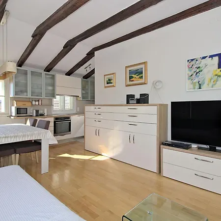 Cozy Penthouse Near Palace *