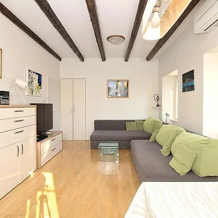 Apartment Cozy Penthouse Near Palace *