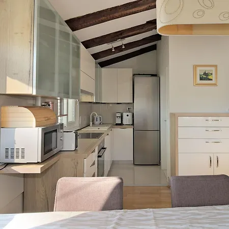 Cozy Penthouse Near Palace Σπλιτ
