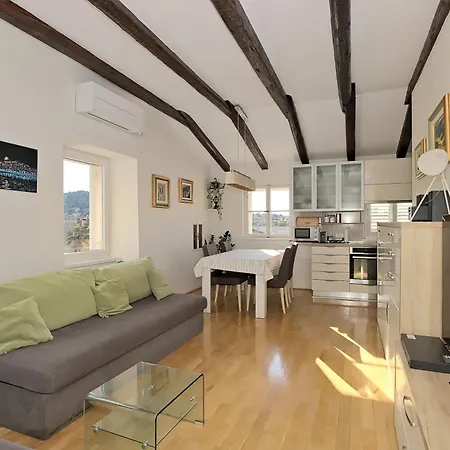 Cozy Penthouse Near Palace Apartment