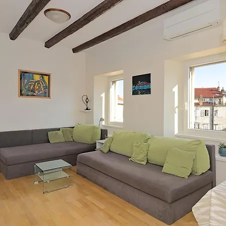 Cozy Penthouse Near Palace Apartamento